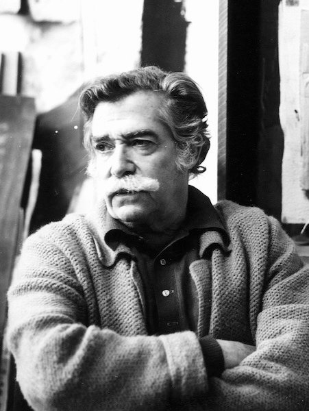 Portrait d’Antoni Clavé (1913-2005) dans son atelier.
