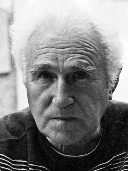 Portrait d’Aristide Caillaud (1902-1990), photographié dans son jardin à Jaunay-Clan en 1972.